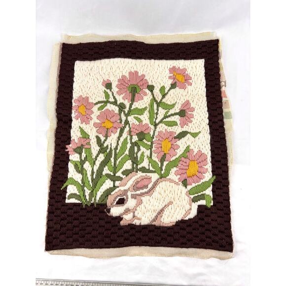 Needlepoint Bunny Portrait Flowers Rabbit Bernat 1970s Unframed 14"x17.5" - Picture 4 of 9